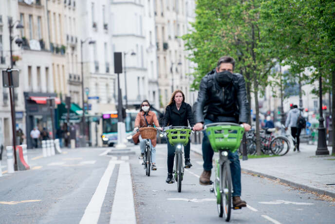 Cyclistes à Paris, le 11 mai 2020.