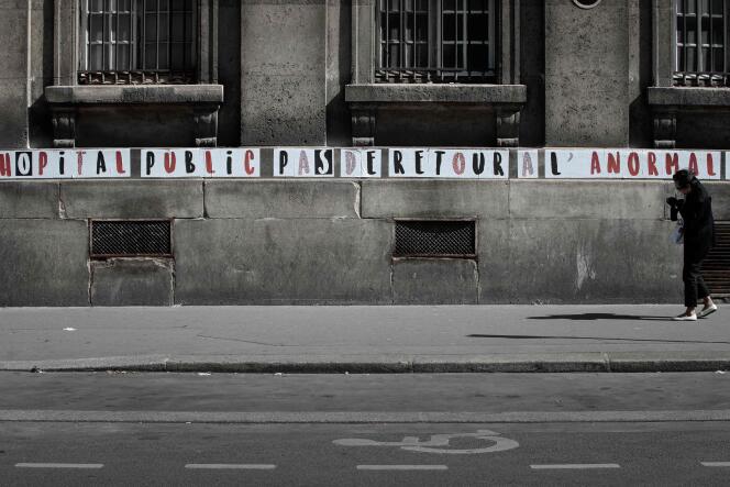 Sur les murs de l’hôpital Lariboisière est affiché ce message : « Pas de retour à l’anormal pour les hôpitaux publics », le 12 mai 2020, à Paris.