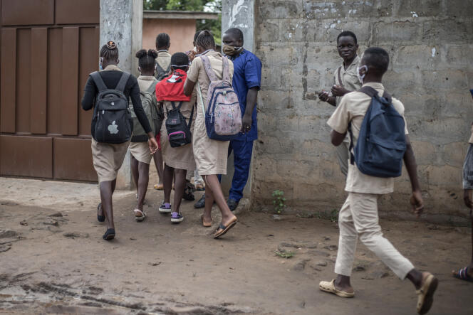 Des élèves font leur retour au collège de Godomey, au Bénin, le 11 mai 2020.