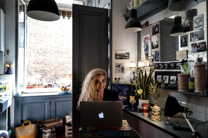 La comédienne Vanessa Desmaret diffuse une émission depuis sa cuisine, le 11 avril 2020, à Lyon.