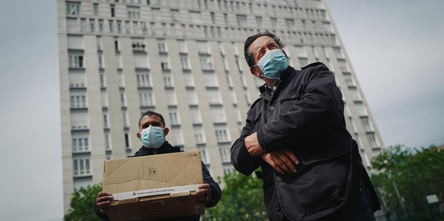 LUCAS BARIOULET POUR « LE MONDE » Azzédine Taïbi, maire de Stains, échange avec son équipe lors du premier jour du déconfinement en pleine épidémie de Covid-19, à Stains, Seine-Saint-Denis, le 11 mai 2020. Lucas Barioulet pour Le Monde