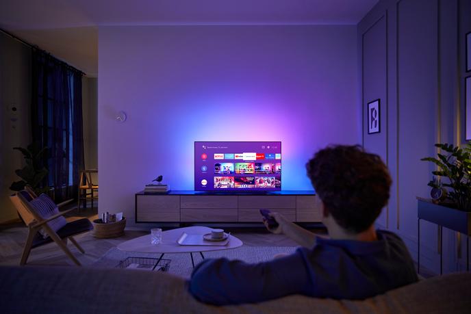 En raison de la pandémie, la télévision a fait son retour chez elle: les Français ont passé plus de 4,40 heures par jour devant leurs stations en avril.