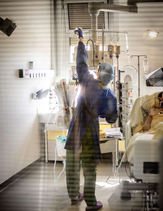 Une soignante intervient dans la chambre d’un patient de l’unité de réanimation Covid de l’hôpital Beaujon, à Clichy (Hauts-de-Seine), le 22 avril.