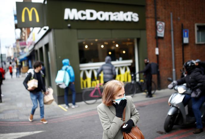 Devant un restaurant du groupe McDonald’s, à Londres, le 13 mai.