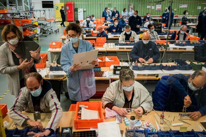 A l’usine PSA de Poissy (Yvelines), le 22 avril.