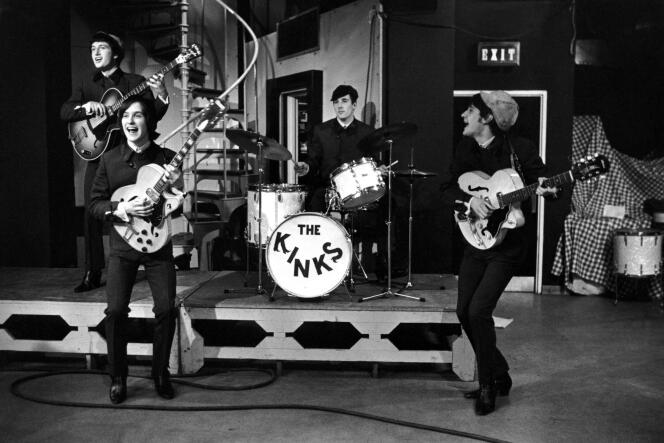 Le groupe britannique The Kinks en 1966, avec, de gauche à droite : Peter Quaife, Dave Davies, Mick Avory et Ray Davies.