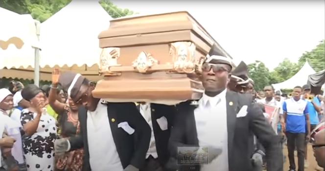 Au Ghana, il est possible de louer les services de danseurs professionnels à l’occasion d’un enterrement.