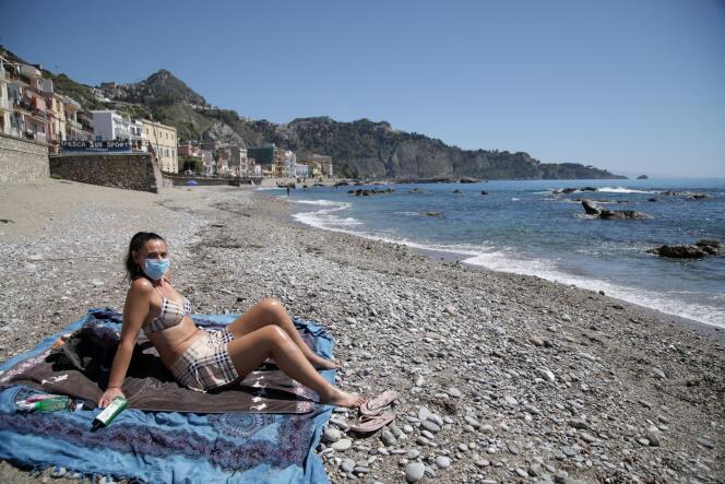 Sur une plage de Sicile, le 12 mai.