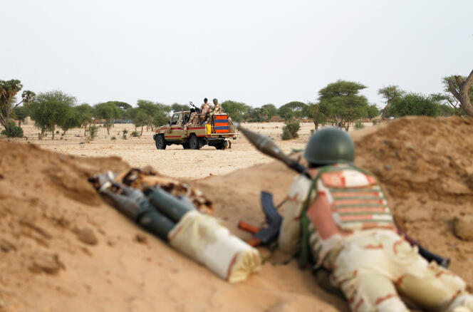 Des soldats nigériens gardent la frontière avec le Nigeria, dans la région de Diffa, en juin 2016.
