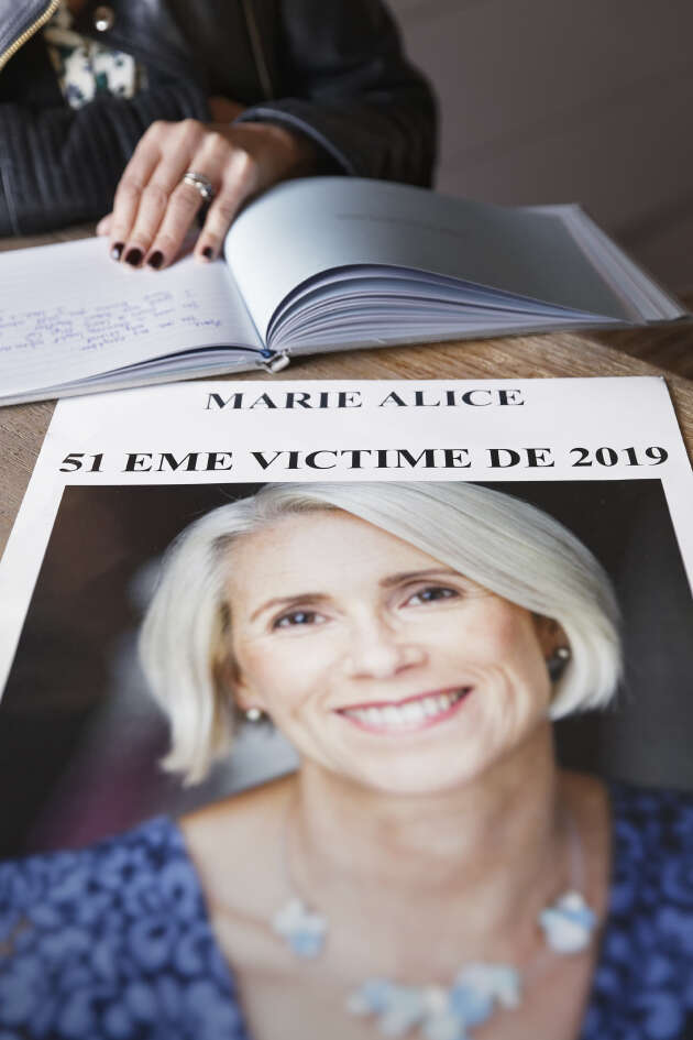 Chez Hélène de Ponsay, la sœur de Marie-Alice Dibon, un portrait de Marie-Alice, imprimé pour la marche contre les violences faites aux femmes du 23 novembre 2019. A Paris, le 21 février.