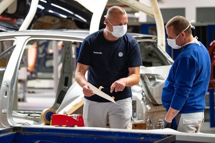 Des employés de l’usine Volkswagen de Wolfsburg, le 27 avril.