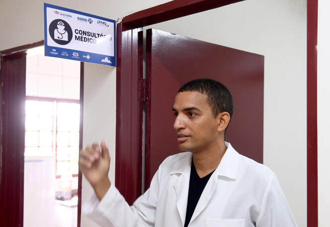 Un médecin cubain à l’Unité de santé d’Alexania, à 80 km au sud-ouest de Brasilia, dans l’Etat de Goias, le 22 novembre 2018.