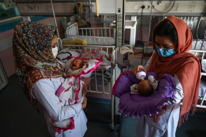 Des infirmières nourrissent des nouveau-nés rescapés, orphelins de l’attaque du 15 mai 2020.