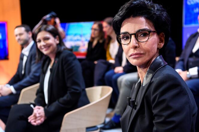 Rachida Dati (à droite) et Anne Hidalgo, avant un débat télévisé entre candidats à l’élection au poste de maire de Paris, dans les studios de la chaîne LCI, à Boulogne-Billancourt, le 4 mars.