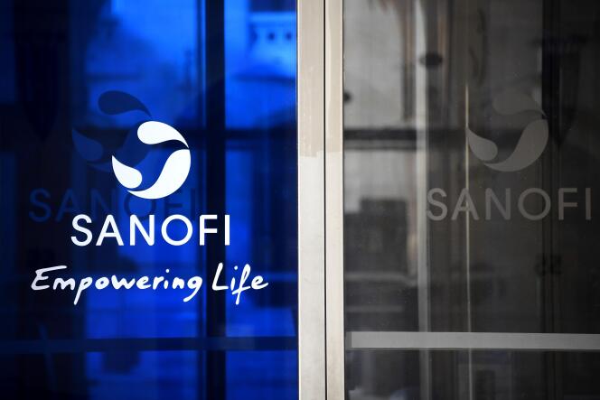 El logotipo de Sanofi en las puertas de la empresa, en París, el 27 de marzo de 2020.