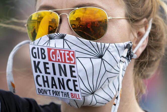 Le 16 mai, une femme défile devant le Reichstag, à Berlin. Sur son masque, « Ne donnez pas l’occasion à Bill Gates ». Dans la complosphère, le mécène est accusé de tirer les ficelles de chaque nouvelle pandémie, depuis le Covid-19. C’est encore le cas avec la variole du singe.  