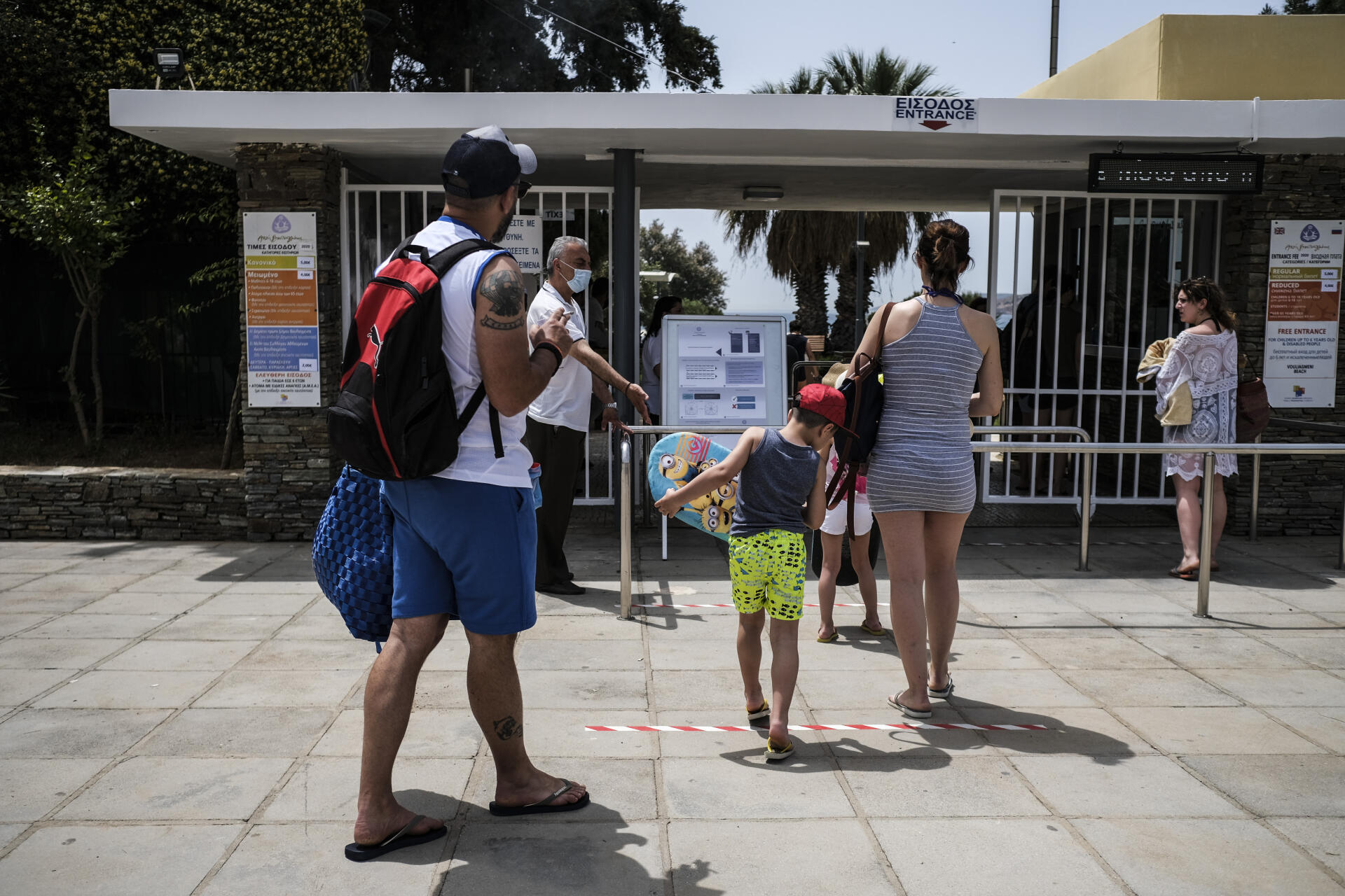 Le guichet pour accéder à la plage aménagée de Vouliagmeni, en Grèce, le 16 mai.