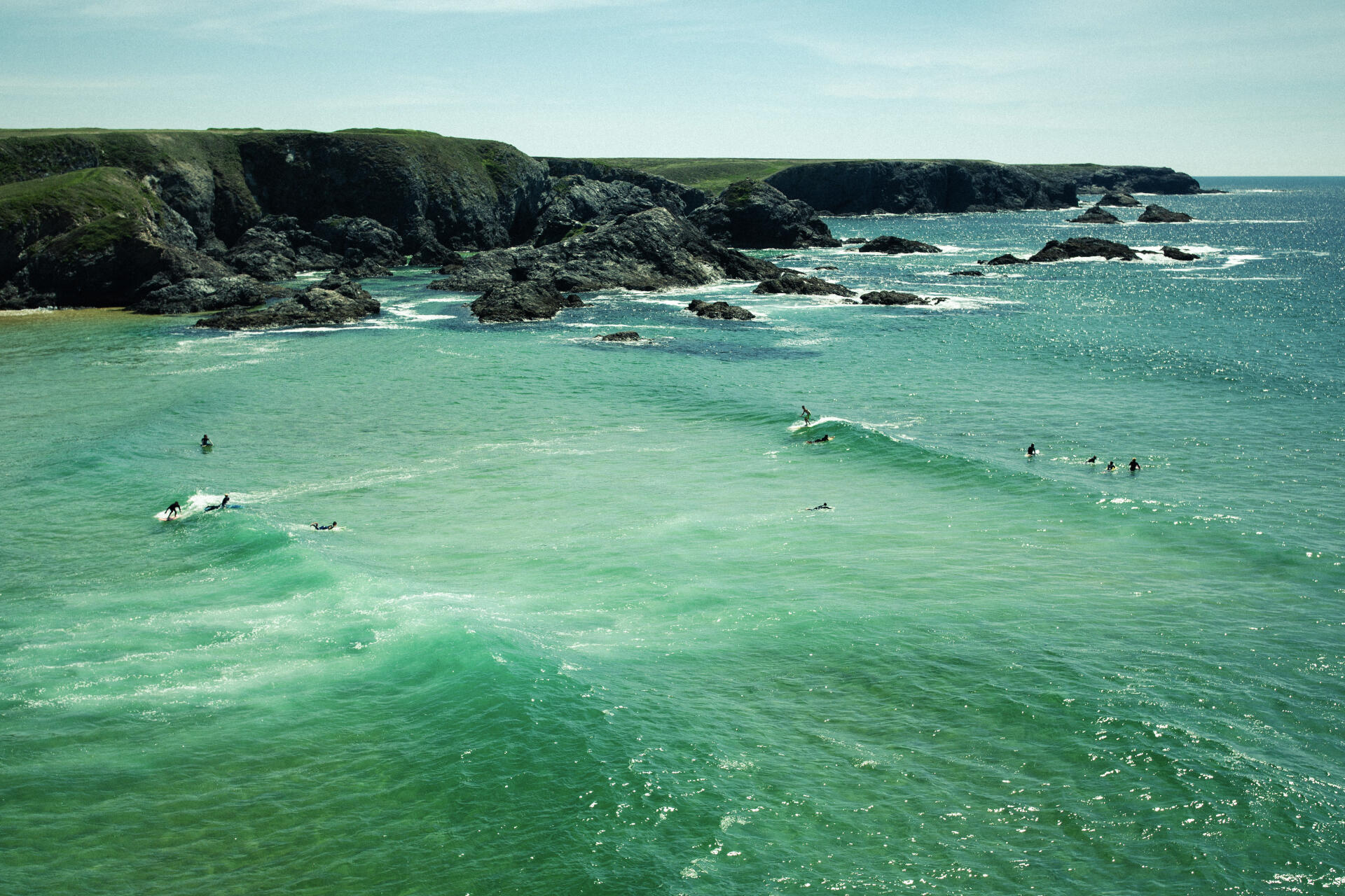 Pour le premier jour de réouverture des plages, les surfeurs ont foncé dans l’eau, ici à Donnant.