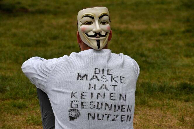 Un manifestant porte un tee-shirt sur lequel on peut lire « le masque n’a aucune utilité sanitaire », le 2 mai, lors d’une « manifestation corona », à Berlin.