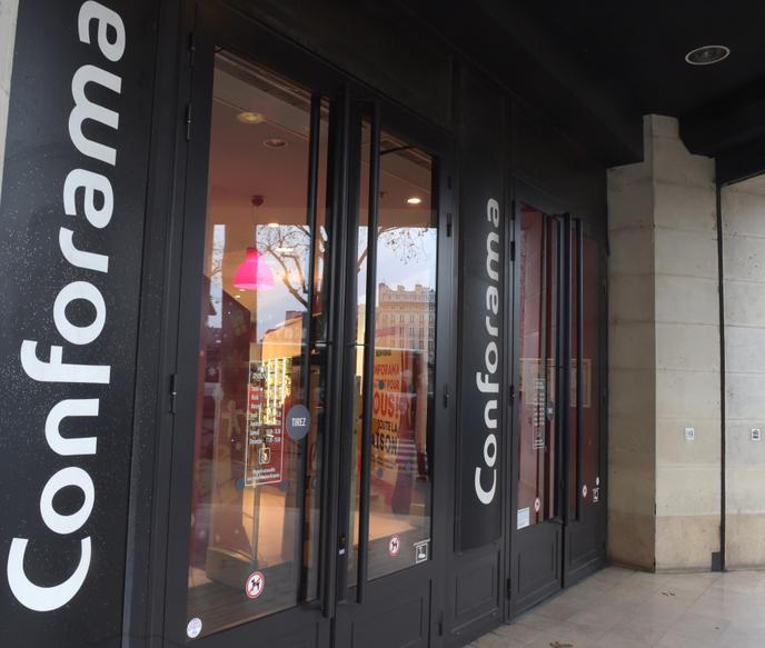 Devant un magasin Conforama, à Paris, en décembre 2017.