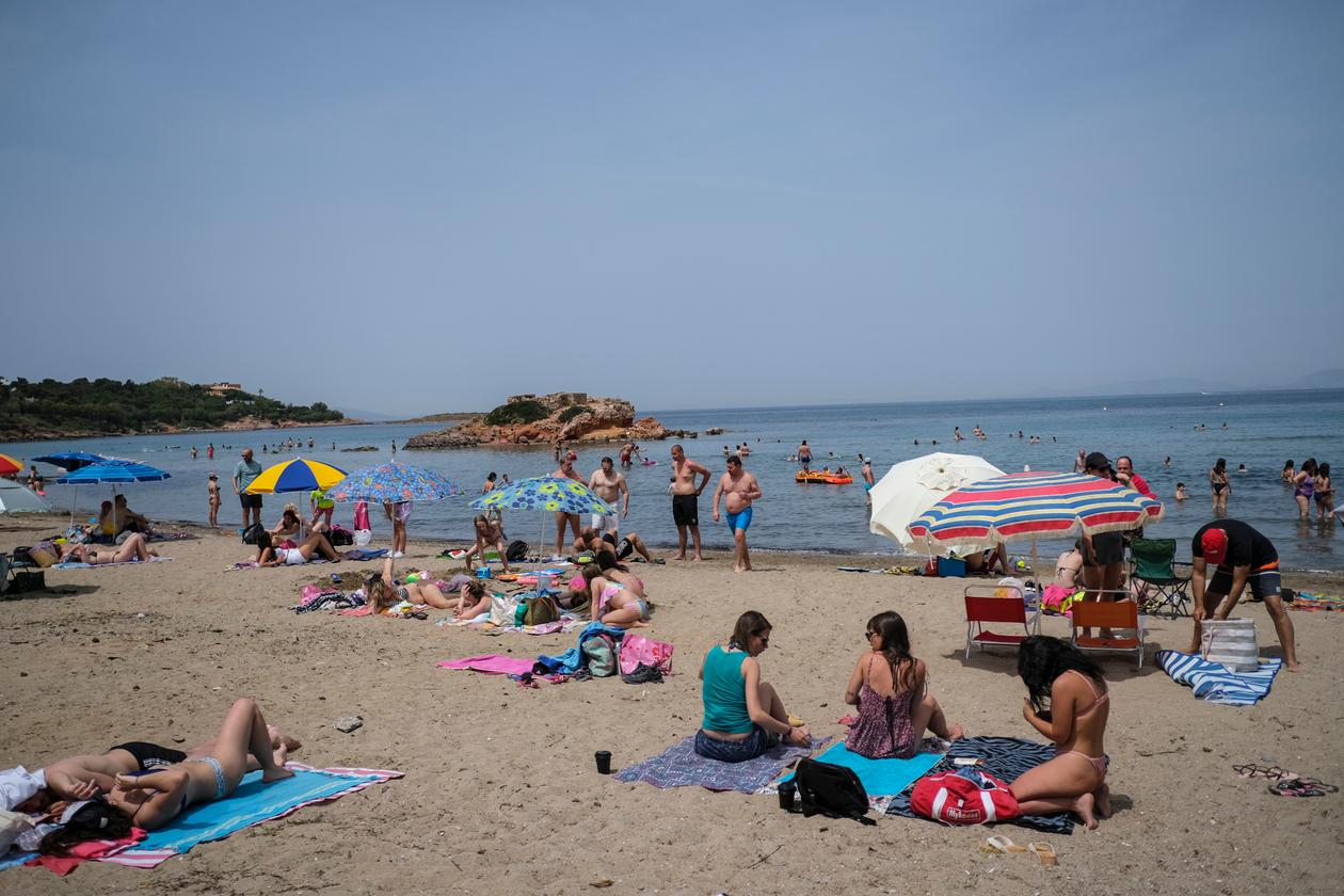 Coronavirus en Grèce, la réouverture des plages aménagées, un test