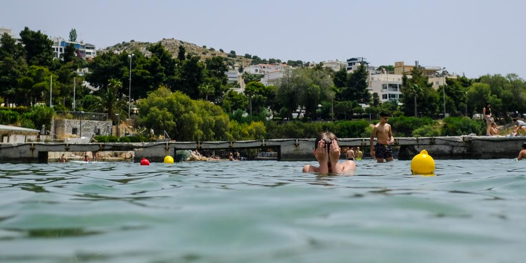 Coronavirus en Grèce, la réouverture des plages aménagées, un test