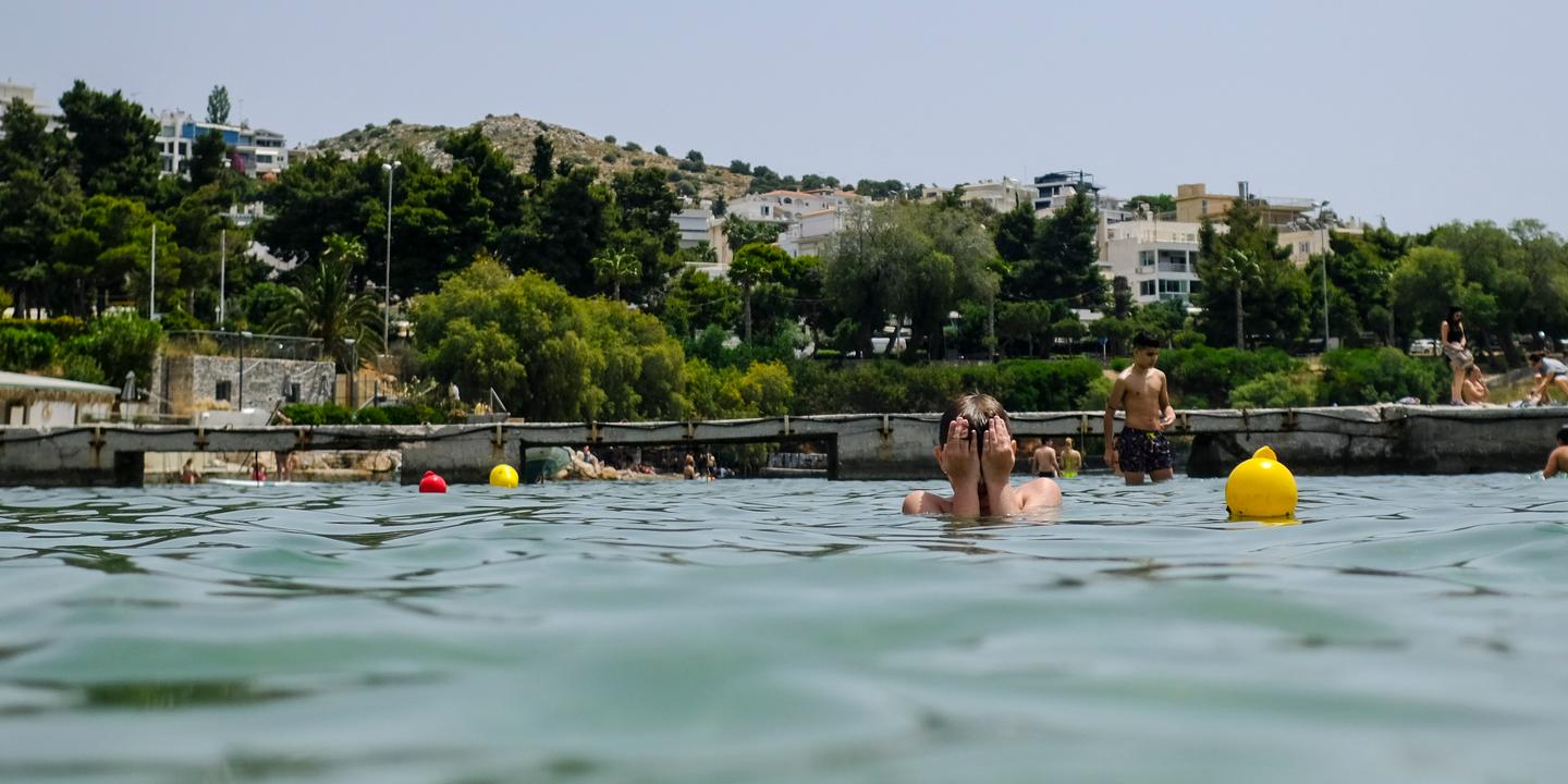 Coronavirus en Grèce, la réouverture des plages aménagées, un test