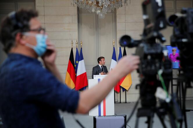 Un journaliste reporter d’images lors d’une conférence de presse d’Emmanuel Macron, à Paris, le 18 mais 2020.