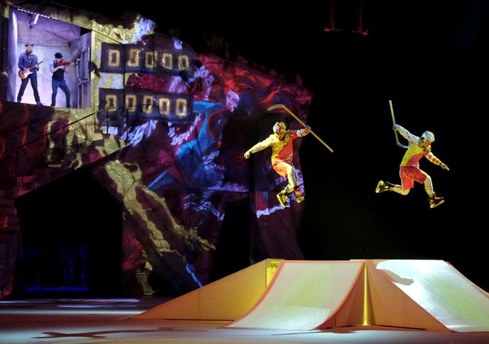 Le Cirque Du Soleil Affaibli Et Convoite