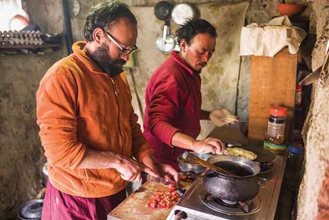 Les moines Palden et Thupten ont choisi Khenpo Tashi Rinpoché comme maître spirituel. Ils préparent le repas à l’entrée de la grotte.