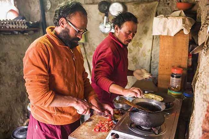 Les moines Palden et Thupten ont choisi Khenpo Tashi Rinpoché comme maître spirituel. Ils préparent le repas à l’entrée de la grotte.