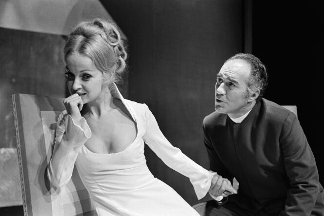 Danièle Lebrun et Michel Piccoli jouent dans « Le Misanthrope », de Molière, en 1969, au Théâtre de la Ville, à Paris.