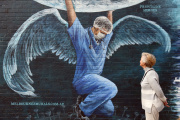 Un graffiti mettant les soignants à l’honneur pendant l’épidémie de Covid-19, à Melbourne (Australie), le 12 mai.