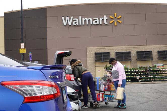 Des consommateurs américains sur le parking d’un hypermarché Walmart, à Chicago (Illinois), le 19 mai.