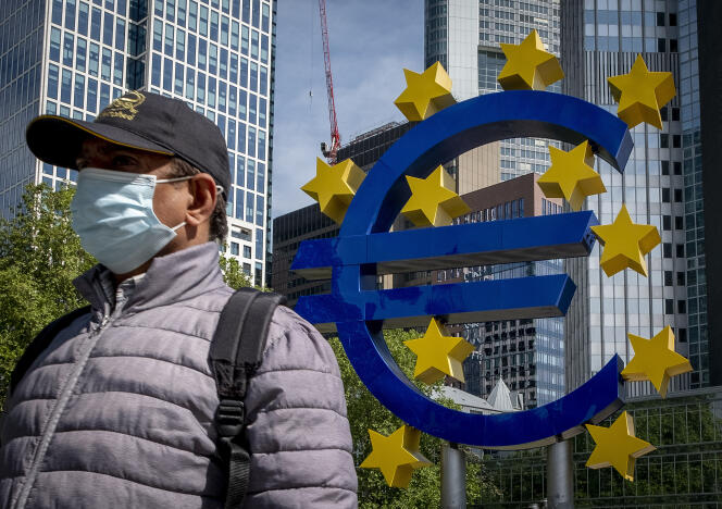 Devant le siège de la Banque centrale européenne, le 5 mai à Francfort (Allemagne).