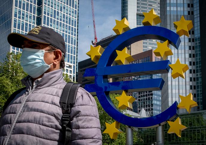 Devant le siège de la Banque centrale européenne, le 5 mai à Francfort (Allemagne).