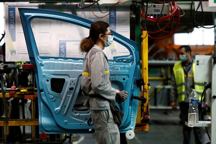 Des employés, sur une chaîne de montage de l’usine Renault, le 6 mai à Flins (Yvelines).