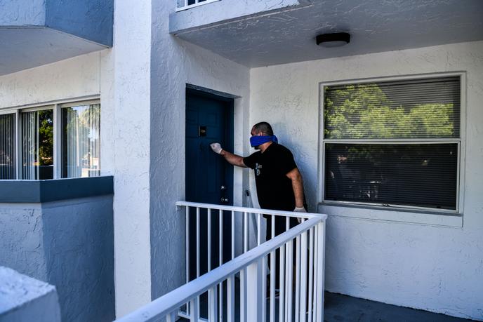 Un chauffeur Uber, reconverti dans la livraison de nourriture à domicile pendant la pandémie, le 22 avril à Miami.