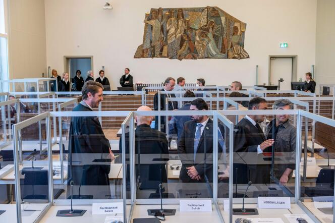 Dans la salle d’audience, avant le procès contre les deux Syriens accusés de torture, le 23 avril à la cour de Coblence (Allemagne).