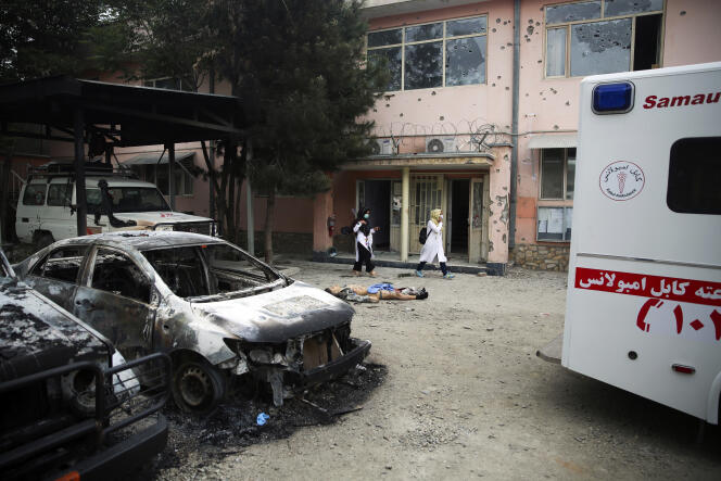Le corps d’un assaillant tué lors de l’attaque de la maternité de Médecins sans frontières (MSF), à Kaboul, le 12 mai.