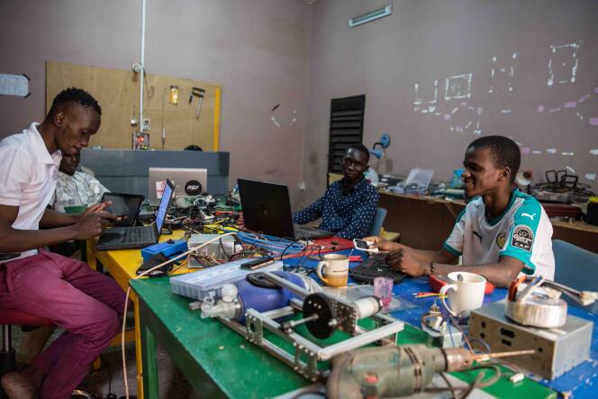 Youssouf Sall, Foussine, Mohamed et Alpha, dans leur fab-lab « DinoLab » en banlieue de Bamako.