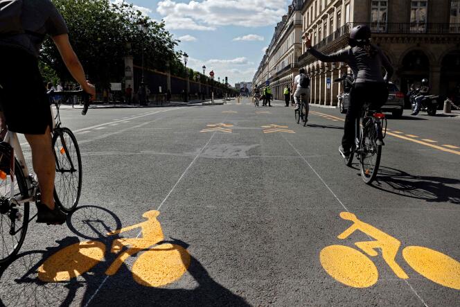 Des cyclistes à Paris, le 19 mai 2020.
