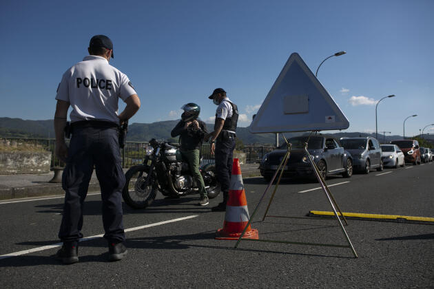 Contrôle de police français sur le pont Santiago, qui relie Hendaye (France) et Irun (Espagne), le 18 mai.