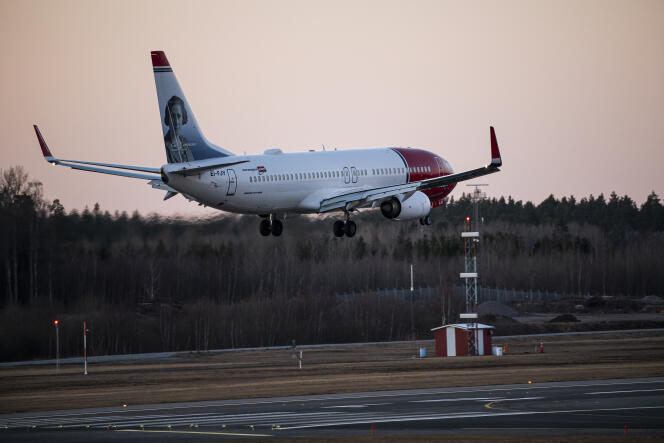 Un avion de la compagnie Norwegian atterrit à Stockholm, le 16 mars.
