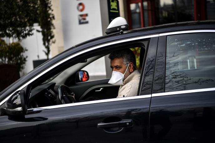 Un chauffeur de taxi attend des clients à l’extérieur de la gare d’Austerlitz, à Paris, le 17 mars.