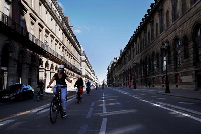 Piste cyclable provisoire rue de Rivoli, près du musée du Louvre, à Paris, le 19 mai.