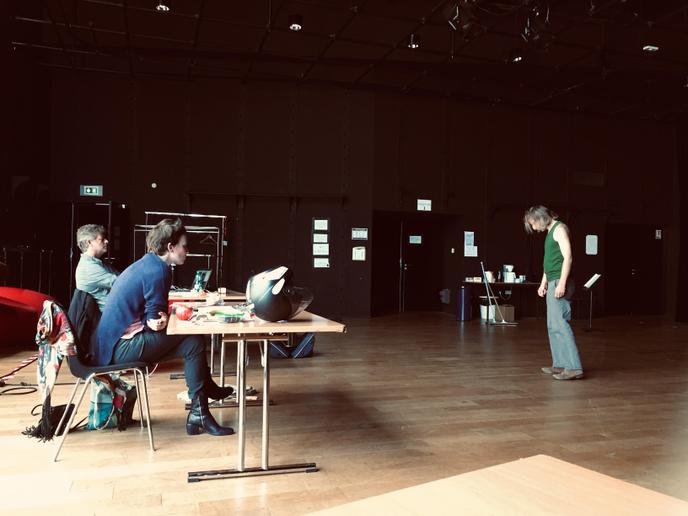 La metteuse en scène Alice Laloy (assise, au premier plan) lors des auditions au Nouveau Théâtre de Montreuil, le 18 mai.