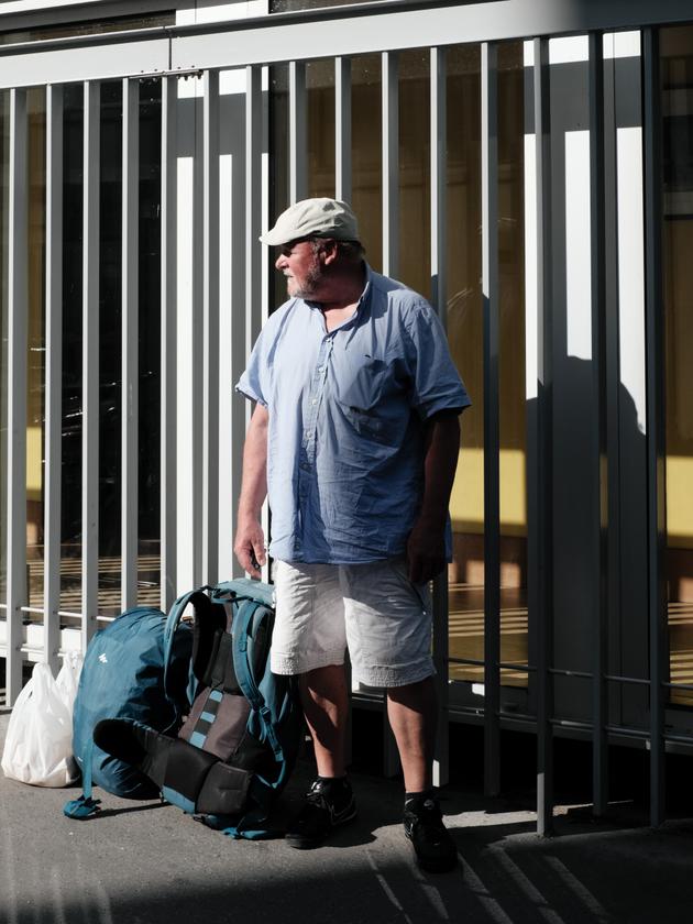 Bernard, 68 ans, vit dans la rue depuis plus de quinze ans. Il n’a pas réussi à avoir de logement pour la durée du confinement.