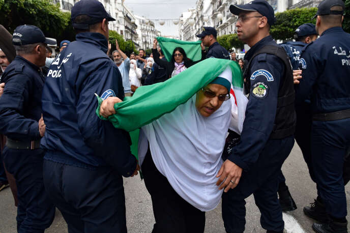 Des policiers tentent de disperser une manifestation antirégime à Alger, le 14 mars 2020.
