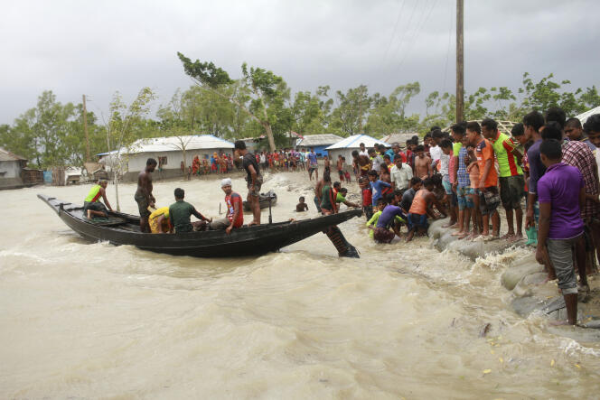 Mercredi 20 mai au Bangladesh, des habitants tentent d’embarquer pour rejoindre la terre ferme afin échapper aux conséquences du cyclone Amphan.